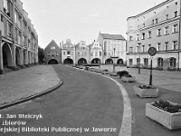 48  Jawor - rynek - lata 1979-1989  Widok wzdłuż pierzei wschodniej na wschodnią część pierzei południowej. Po prawej stronie widoczne budynki zabudowy śródrynkowej.