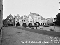 49  Jawor - rynek - lata 1979-1989  Widok wzdłuż pierzei wschodniej na pierzeję południową. Po prawej stronie widoczny fragment zabudowy śródrynkowej.