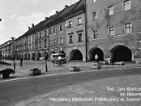 50  Jawor - rynek - lata 1979-1989  Widok na pierzeję północną od strony pierzei wschodniej. Po lewej stronie widoczny fragment zabudowy śródrynkowej.
