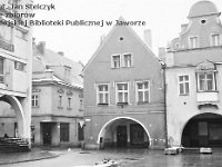 52  Jawor - rynek - lata 1979-1989  Widok na pierzeję południową w kierunku wyjścia w stronę ulic Klasztornej i Staszica. Widoczny także fragment pierzei wschodniej.