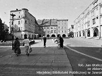 53  Jawor - rynek - lata 1979-1989  Widok wzdłuż pierzei wschodniej na wschodnią część pierzei północnej oraz zabudowę śródrynkową.