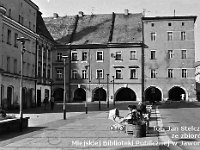 54  Jawor - rynek - lata 1979-1989  Widok na wschodnią część pierzei północnej oraz zabudowę śródrynkową. W tle po prawej stronie widoczna ulica Lipowa.