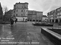 57  Jawor - rynek - lata 1979-1989  Widok na zabudowę śródrynkową od strony południowej. Po prawej stronie widoczna pierzeja wschodnia, a w tle - wschodnia część pierzei północnej.