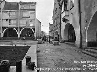59  Jawor - rynek - lata 1979-1989  Widok w kierunku ulicy Staszica. Widoczny fragment pierzei wschodniej, a po prawej stronie - fragment wschodniej części pierzei południowej.