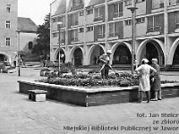 60  Jawor - rynek - lata 1979-1989  Widok w kierunku wyjścia w stronę ulic Lipowej i Staromiejskiej (Bieruta), Widoczne  fragmenty wschodniej części pierzei północnej oraz pierzei wschodniej. W tle fragment kaplicy św.Barbary.