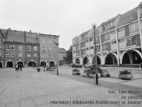 61  Jawor - rynek - lata 1979-1989  Widok w kierunku wyjścia w stronę ulic Lipowej i Staromiejskiej (Bieruta), Widoczne  fragmenty wschodniej części pierzei północnej oraz pierzei wschodniej. Po lewej stronie widoczne fragmenty zabudowy śródrynkowej. W tle fragment kaplicy św.Barbary.