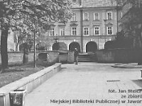 65  Jawor - rynek - lata 1979-1989  Widok na przejście śródrynkowe. W tle widoczny fragment wschodniej części pierzei północnej.