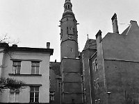 67  Jawor - rynek - lata 1979-1989  Widok na wjazd na wewnętrzne podwórze ratusza. Po lewej stronie widoczny budynek teatru.