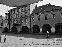 73  Jawor - rynek - lata 1979-1989  Widok na wschodnią część pierzei południowej spod wejścia do teatru.