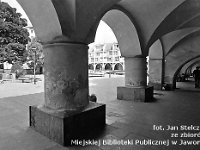 74  Jawor - rynek - lata 1979-1989  Widok spod filarów wschodniej części pierzei południowej. W tle widoczna pierzeja wschodnia.