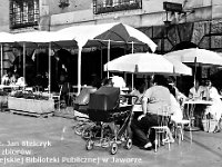 77  Jawor - rynek - lata 1979-1989  Widok na mieszkańców przybyłych do Piwnicy Ratuszowej działającej w piwnicach ratusza od strony zachodniej.