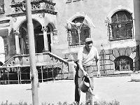 78  Jawor - rynek - lata 1979-1989  Widok na wejście główne do ratusza od strony zachodniej.