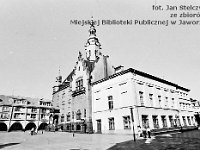 79  Jawor - rynek - lata 1979-1989  Widok na ratusz i teatr od strony południowo-zachodniej. W tle widoczne fragmenty zachodniej części pierzei północnej, a po prawej stronie - fragment pierzei wschodniej.