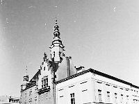 80  Jawor - rynek - lata 1979-1989  Widok na ratusz i teatr od strony południowo-zachodniej. W tle widoczny fragment zachodniej części pierzei północnej.