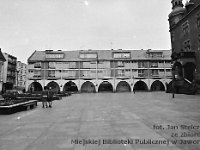 81  Jawor - rynek - lata 1979-1989  Widok na rwschodnią część pierzei północnej. Po prawej stronie widoczny fragment ratusza, a po lewej - fragment pierzei zachodniej.