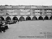82  Jawor - rynek - lata 1979-1989  Widok na rwschodnią część pierzei północnej.
