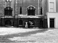 06  Jawor - rynek - lata 1999-2000  Widok na okna piwnicy ratusza, gdzie mieści się kawiarnia. Po prawej stronie widoczny fragment budynku teatru.