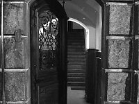 07  Jawor - rynek - lata 1999-2000  Widok na wejście do piwnicy ratusza, gdzie mieści się kawiarnia.