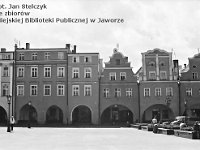 08  Jawor - rynek - lata 1999-2000  Widok na zachodnią część pierzei południowej.