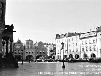 10  Jawor - rynek - lata 1999-2000  Widok na pierzeję zachodnią i południową w kierunku wyjścia w stronę ulic Zamkowej i Chrobrego. Po lewej stronie widoczne wejście główne do ratusza.