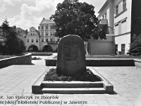 12  Jawor - rynek - lata 1999-2000  Widok na pomnik upamiętniający tysiąclecie państwa polskiego oraz zwycięstwo nad faszyzmem ufundowany przez mieszkańców Jawora w 1966 roku. Po prawej stronie widoczny fragment budynku teatru, a w tle - wschodnia część pierzei południowej.