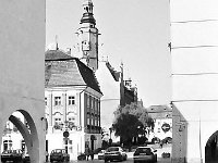 14  Jawor - rynek - lata 1999-2000  Widok od strony ulicy Staromiejskiej (Bieruta) na zabudowania śródrynkowe i ratusz. Widoczne też fragmenty narożnych budynków pierzei północnej i wschodniej. W tle widoczny fragment pierzei zachodniej.
