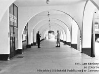 15  Jawor - rynek - lata 1999-2000  Widok wzdłuż filarów pierzei wschodniej w kierunku ulicy Klasztornej. Po prawej stronie w tle widoczny fragment wschodniej części pierzei południowej.