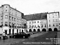 17  Jawor - rynek - lata 1999-2000  Widok na zabudowania śródrynkowe i wschodnią część pierzei północnej. W tle po prawej stronie widoczna ulica Lipowa.