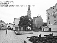 19  Jawor - rynek - lata 1999-2000  Widok na teatr i ratusz od strony południowo-wschodniej. Po prawej stronie widoczna zabudowa śródrynkowa. W tle po lewej stronie widoczny fragment zachodniej części pierzei południowej oraz pierzei zachodniej.
