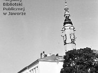 20  Jawor - rynek - lata 1999-2000  Widok na teatr i ratusz od strony południowo-wschodniej. W tle widoczny fragment pierzei zachodniej.