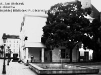 21  Jawor - rynek - lata 1999-2000  Widok na teatr od strony wschodniej. Po prawej stronie widoczny fragment ratusza. W tle widoczny fragment pierzei zachodniej.