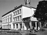 22  Jawor - rynek - lata 1999-2000  Widok na teatr od strony południowo-wschodniej. W tle widoczna wieża ratusza.