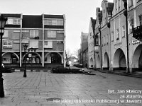 23  Jawor - rynek - lata 1999-2000  Widok wzdłuż wschodniej części pierzei połudnowej w kierunku ulicy Staszica i pierzei wschodniej.