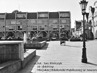 24  Jawor - rynek - lata 1999-2000  Widok na pierzeję wschodnią w kierunku ulicy Staszica. Po prawej stronie widoczny fragment pierzei południowej.