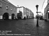 25  Jawor - rynek - lata 1999-2000  Widok na pierzeję południową.Po prawej stronie widoczny budynek teatru. W tle fragment pierzei zachodniej.