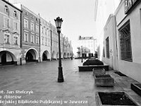 26  Jawor - rynek - lata 1999-2000  Widok na pierzeję południową.Po prawej stronie widoczny budynek teatru. W tle fragment pierzei zachodniej.