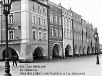 27  Jawor - rynek - lata 1999-2000  Widok na zachodnią część pierzei południowej.