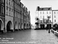 28  Jawor - rynek - lata 1999-2000  Widok wzdłuż zachodniej części pierzei południowej w kierunku ulicy Zamkowej i pierzei zachodniej.