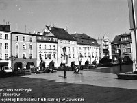 29  Jawor - rynek - lata 1999-2000  Widok na pierzeję zachodnią i północną w kierunku wyjścia w stronę ulic Kościelnej i Grunwaldzkiej. Po prawej stronie widoczny fragment budynku teatru.  W tle widoczna wieża kościoła św.Marcina.