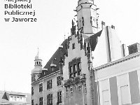 31  Jawor - rynek - lata 1999-2000  Widok na ratusz od strony południowo-zachodniej. Po prawej stronie widoczny fragment budynku teatru, a po lewej w tle - fragment zachodniej części pierzei północnej.