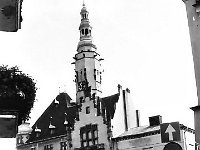 33  Jawor - rynek - lata 1999-2000  Widok na ratusz i teatr od strony ulicy Chrobrego. Widoczny również balkony narożnej kamienicy pierzei zachodniej.