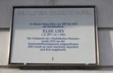 Fot. 4. Tablica pamiątkowa na domu w Berlinie, gdzie mieszkała Else Ury, na którym wyryto upamiętniający ją napis: Else Ury, urodzona w Berlinie 1 listopada 1877, deportowana z Berlina 12 stycznia 1943, nigdy nie powróciła.