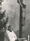 Ks. Mieczysław Brzozowski z krzyżem.