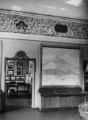 2. Fotografie z archiwum muzealnego, l. 30. XX w., przedstawiają obrazy z cyklu „Cztery pory roku” eksponowane na salach muzeum.