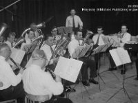 195x-13  18-19 października 1958   Wrocław   Festiwal Orkiestr Dętych    Jaworska Orkiestra Dęta  Dyrygent: Wacław Siemaszko  Od lewej: Jan Wasilewski (klarnet), (?) Stefanowicz (klarnet), w głębi - Stanisław Witek (tenor), Antoni Żarkowski (tenor), w głębi w okularach - Ryszard Juszyński (waltornia), Klemens Grzybowski (perkusja)  Od prawej: pierwszy - Stefan Żarkowski (trąbka), drugi - Tadeusz Doros (trąbka)