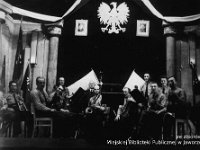 195x-02  31 maja 1946   Jawor, Teatr Miejski    Od lewej: Jan Wasilewski (klarrnet), (?) Mrówczyński (trąbka),  czwarty - Zdzisław Wesołowski (skrzypce)  Od prawej: trzeci - Tadeusz Doros (skrzypce)