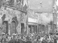 195x-03  Lata 50-te  Jawor, Plac Stalina (obecnie Rynek)    Jaworska Orkiestra Dęta  Kapelmistrz - Wacław Siemaszko  W pierwszym rzędzie od lewej: Stefan Żarkowski (trąbka), Mieczysław Wadas (trąbka), (?) Mrówczyński (trąbka)  W trzecim rzędzie pierwszy z prawej Ryszard Juszyński (waltornia)