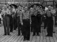 195x-04  Lata 50-te  Jawor, Plac Stalina (obecnie Rynek)    Jaworska Orkiestra Dęta  Kapelmistrz: Wacław Siemaszko  W pierwszym rzędzie od lewej: Jan Wasilewski (klarnet), Stefan Żarkowski (trąbka), Mieczysław Wadas (trąbka), (?) Mrówczyński (trąbka)