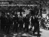 195x-05  1 maja, lata 50-te  Jawor, ul. Wrocławska    Jaworska Orkiestra Dęta podczas pochodu  Dyrektor - Wacław Siemaszko  Skład w latach 1950-60: trąbki - Tadeusz Doros, Mieczysław Wadas, Edward Szwed, klarnety - Jan Wasilewski, (?) Stefanowicz, Czesław Żarkowski, waltornia - Ryszard Juszyński, alty - Jan Szwed, Janusz Zawiślański, tenory - Stanisław Garus, Antoni Żarkowski, saksofon tenorowy - Stanisław Witek, tuba - Józef Pona, bas - M?. Zuber, perkusja - Klemens Grzybowski i J?. Nowak