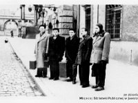 195x-07  Lata 50-te  Jawor, Rynek    Od lewej:  Tadeusz Szwed, Edward Szwed, (?) Janowicz, Sławomir Połatajko i Mieczysław Wadas